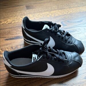 Nike Cortez Classic Leather – Women’s 8.5 – Black/White